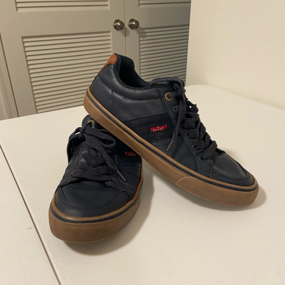 Men’s blue & tan Nappa Levi’s —‎ size 8